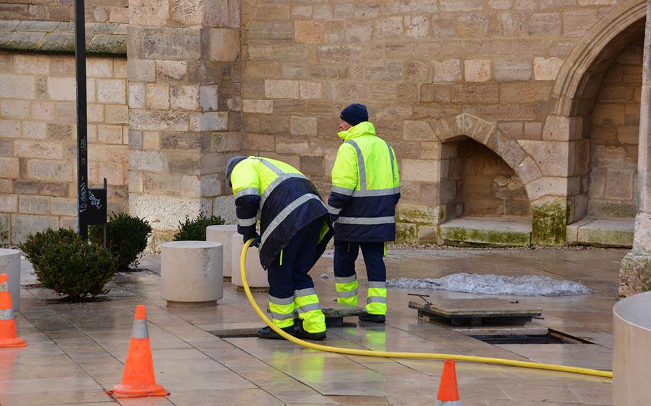 comment déboucher des toilettes avec un cintre Montigny-le-Bretonneux
